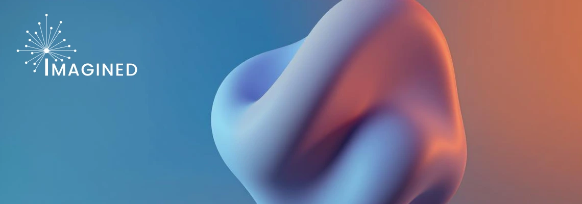 Abstrakti 3D forma su mink&scaron;tomis kreivėmis, susiliejančiomis mėlynos ir oranžinės spalvų atspalviais gradientiniame fone. Kairėje pusėje matomas žodis &bdquo;IMAGINED&ldquo; su &scaron;viesos spindulius primenančiu projekto IMAGINE logotipu.
