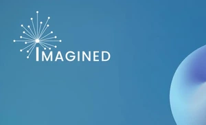 Abstrakti 3D forma su minkštomis kreivėmis, susiliejančiomis mėlynos ir oranžinės spalvų atspalviais gradientiniame fone. Kairėje pusėje matomas žodis „IMAGINED“ su šviesos spindulius primenančiu projekto IMAGINE logotipu.